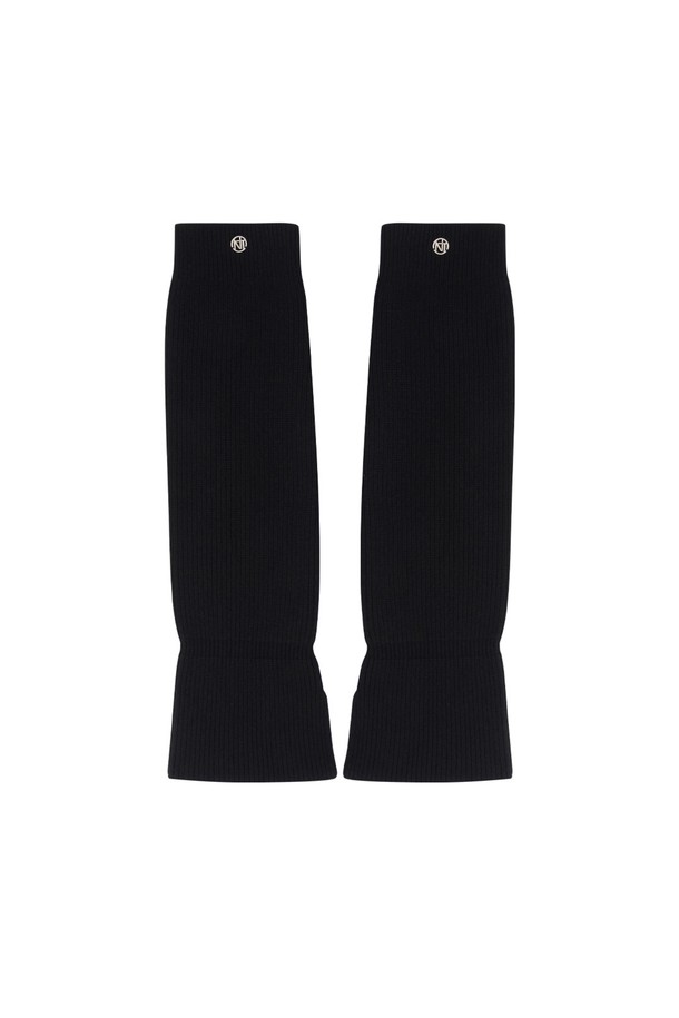울 100 레그워머 BK는 가을, 겨울 시즌에 따뜻함과 스타일을 더해주는 필수 아이템입니다. 부드러운 울 100% 소재로 제작되어 뛰어난 보온성을 제공하며, 무지 디자인으로 어떤 옷에도 쉽게 매치할 수 있습니다. 블랙, 아이보리, 차콜 세 가지 색상으로 출시되어, 각자의 개성에 맞는 스타일을 연출할 수 있습니다. 산책룩, 집콕룩, 출근룩 등 다양한 TPO에 활용 가능하며, 클래식, 미니멀, 캐주얼 스타일 모두 소화 가능한 실용적인 레그워머입니다. 다리 전체를 감싸주어 추운 날씨에도 따뜻하고 편안하게 활동할 수 있습니다.
