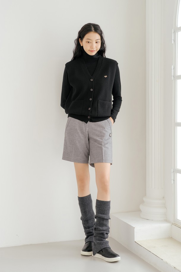 울 100 레그워머 CH (2차)는 따뜻하고 포근한 착용감을 선사하는 여성용 레그워머입니다. 차콜 그레이 색상의 무지 디자인으로, 가을과 겨울 시즌에 다양한 의상에 클래식, 미니멀, 캐주얼 스타일로 매치하기 좋습니다. 울 100% 소재로 제작되어 부드러운 촉감과 뛰어난 보온성을 자랑하며, 두꺼운 두께감으로 추운 날씨에도 따뜻하게 다리를 보호해 줍니다. 산책룩이나 집콕룩 등 편안한 TPO에 활용하여 따뜻하고 스타일리시한 겨울을 보내세요.
