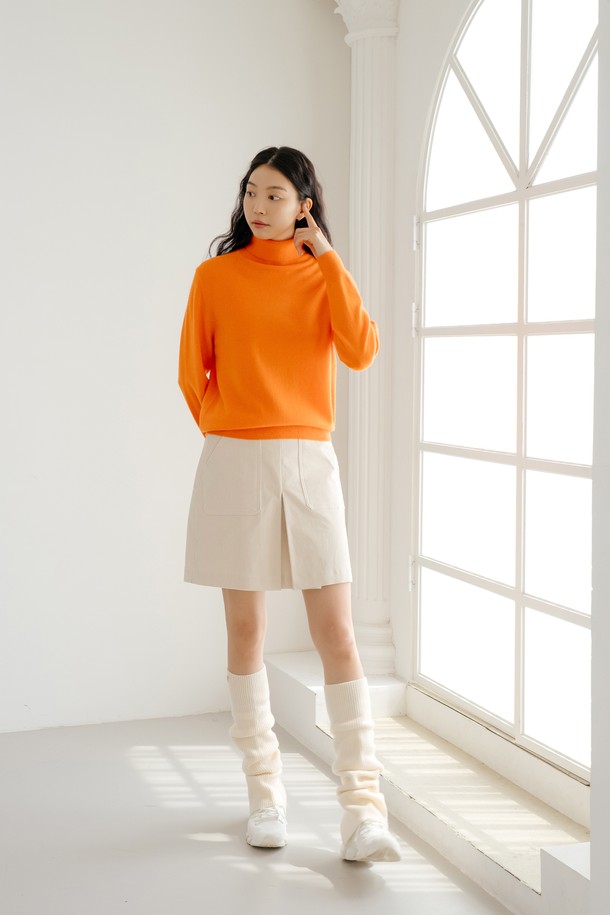 울 100 레그워머 IV는 부드러운 촉감의 울 소재로 제작되어 가을, 겨울철 따뜻하게 다리를 감싸줍니다. 아이보리, 차콜, 블랙 세 가지 색상으로 출시되어 어떤 스타일에도 쉽게 매치할 수 있습니다. 캐주얼, 스포티, 미니멀 스타일을 즐겨 입는 여성분들에게 추천하며, 하단 오픈 디자인으로 활동성을 높였습니다. 다리가 길어 보이는 효과를 선사하며, 은은하게 로고가 디자인되어 포인트를 더했습니다. 일상 및 스포츠 활동 시에도 편안하게 착용할 수 있습니다.
