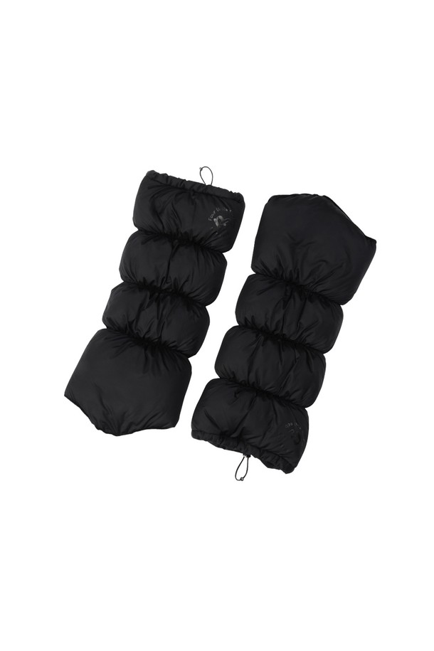 **패딩 레그워머 BK**

출근룩과 모임룩에 시크하고 미니멀한 스타일을 더해줄 패딩 레그워머입니다. 부드러운 촉감의 나일론과 폴리에스터 혼방 소재로 제작되어 뛰어난 보온성과 방풍 기능을 제공합니다. 안감은 패딩 처리되어 두꺼운 두께감을 자랑하며, 슬림핏 디자인으로 다리 라인을 더욱 스타일리시하게 연출해 줍니다. 블랙과 화이트 두 가지 색상으로 출시되어 다양한 룩에 매치하기 좋습니다.
