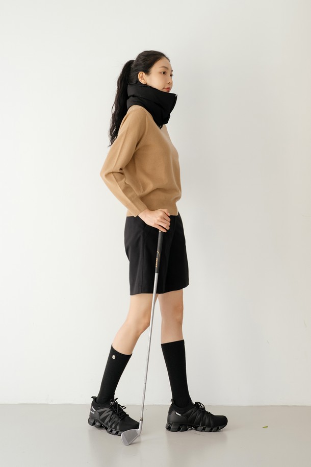 보온성을 극대화한 패딩 넥워머 BK입니다. 남녀공용으로, 캐주얼 및 미니멀 스타일의 산책룩, 캠핑룩에 잘 어울립니다. 부드러운 촉감의 폴리에스터, 폴리우레탄 혼방 소재로 제작되었으며, 두꺼운 두께감으로 뛰어난 보온성을 제공합니다. 무지 디자인에 블랙, 화이트 두 가지 색상으로 출시되어 다양한 룩에 매치하기 용이합니다. 패딩 충전재와 바스락한 터치감이 특징이며, 사이즈 조절 기능으로 편안하게 착용할 수 있습니다.
