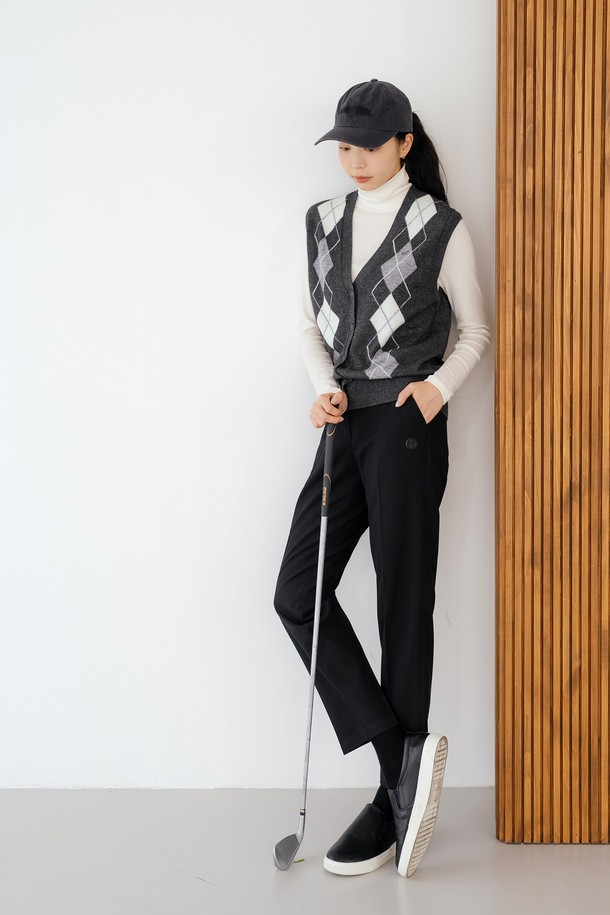 울 블렌드 클래식 팬츠 BK는 여성 고객을 위한 가을, 겨울용 클래식 팬츠입니다. 울 소재로 제작되어 뻣뻣한 촉감과 두꺼운 두께감으로 보온성을 높였습니다. 무지 패턴의 블랙 컬러로 미니멀하고 시크한 스타일을 연출하며, 레귤러핏과 스트레이트 핏으로 디자인되었습니다. 오피스룩, 출근룩, 모임룩 등 다양한 TPO에 활용하기 좋습니다. 포켓이 있어 실용성을 더했습니다.
