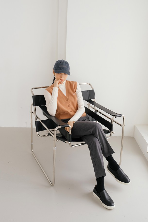 남성용 울 블렌드 클래식 팬츠입니다. 부드러운 촉감과 두께감으로 가을, 겨울 시즌에 적합하며, 미니멀하고 클래식한 스타일을 연출합니다. 레귤러핏으로 제작되었으며, 톤 다운된 그레이 컬러와 무지 패턴으로 어떤 상의에도 잘 어울립니다. 오피스룩, 비즈니스 캐주얼, 출근룩 등 TPO에 맞춰 활용할 수 있으며, 포켓 디테일이 돋보입니다.
