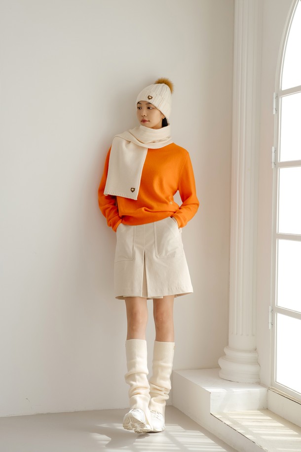 울 100% 소재의 "울 100 비니 IV"입니다. 부드러운 촉감의 울 소재로 제작되어 가을, 겨울철 따뜻하게 착용하기 좋습니다. 아이보리, 블랙, 멜란지그레이, 핑크 4가지 컬러로 출시되어, 출근룩을 포함한 다양한 캐주얼, 미니멀, 클래식 스타일 연출에 용이합니다. 골지 패턴에 레귤러핏으로 제작되어 편안한 착용감을 선사합니다. 챙이 없는 디자인으로 심플하고 세련된 느낌을 줍니다.
