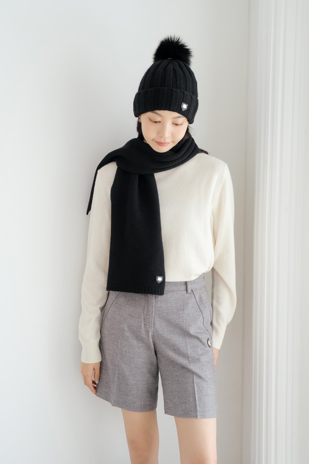 울 100% 소재의 "울 100 비니 BK"입니다. 부드러운 촉감과 두꺼운 두께로 뛰어난 보온성을 제공하여 겨울철 따뜻하게 착용할 수 있습니다. 캐주얼, 미니멀, 클래식 스타일 모두 소화 가능한 디자인으로, 골지 패턴과 가죽 패치 또는 퍼 장식이 포인트입니다. 블랙, 멜란지그레이, 아이보리, 핑크 4가지 컬러로 출시되어 취향에 맞게 선택할 수 있습니다. 데일리룩에 포인트 아이템으로 활용하기 좋은 비니입니다.
