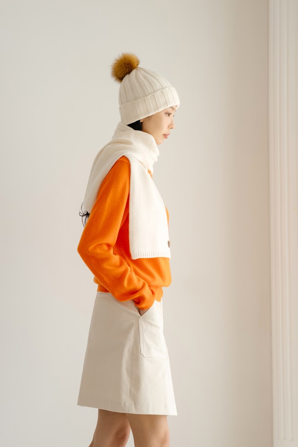 울 100% 소재의 부드러운 촉감이 돋보이는 "울 100 머플러 IV"입니다. 아이보리, 핑크, 블랙, 멜란지 그레이의 네 가지 다채로운 컬러로 출시되어, 어떤 스타일에도 매치하기 용이합니다. 골지 패턴으로 디자인되어 따뜻함과 세련된 분위기를 동시에 선사하며, 라벨/패치 장식으로 포인트를 더했습니다. 목에 자연스럽게 밀착되어 안정적인 핏을 제공하며, 겨울철 일상에서 클래식, 미니멀, 캐주얼 스타일 모두 연출할 수 있습니다. 깔끔한 디자인으로 폭넓은 연령층에게 사랑받는 머플러입니다.
