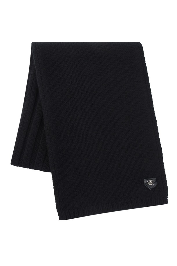 울 100 머플러 BK는 부드러운 촉감의 울 소재로 제작되어 보온성을 높여주는 머플러입니다. 블랙, 멜란지그레이, 아이보리, 핑크 4가지 컬러로 출시되어, 다양한 스타일에 매치하기 좋습니다. 베이직한 디자인과 골지 패턴으로 깔끔한 느낌을 주며, 안정적인 핏으로 편안하게 착용할 수 있습니다. 일상생활에서 활용하기 좋으며, 휴대하기 간편합니다. 미니멀, 클래식, 캐주얼 등 다양한 스타일 연출에 활용 가능한 머플러입니다.
