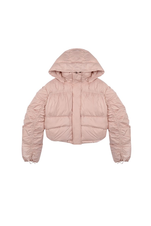 겨울을 위한 포근함, 후드 패딩 숏 점퍼 L/PK입니다. 여성용으로, 핑크 컬러의 무지 디자인이 돋보이는 캐주얼 스타일의 아우터입니다. 숏 기장과 오버핏으로 편안한 착용감을 선사하며, 보온성을 위한 두꺼운 두께의 나일론 소재와 안감 패딩이 특징입니다. 부드러운 촉감과 긴 소매, 후드와 퍼 트리밍 디테일이 더해져 여행룩, 캠핑룩 등 다양한 TPO에 활용 가능합니다. 캐주얼, 미니멀, 고프코어 스타일을 즐기는 분들께 추천합니다.
