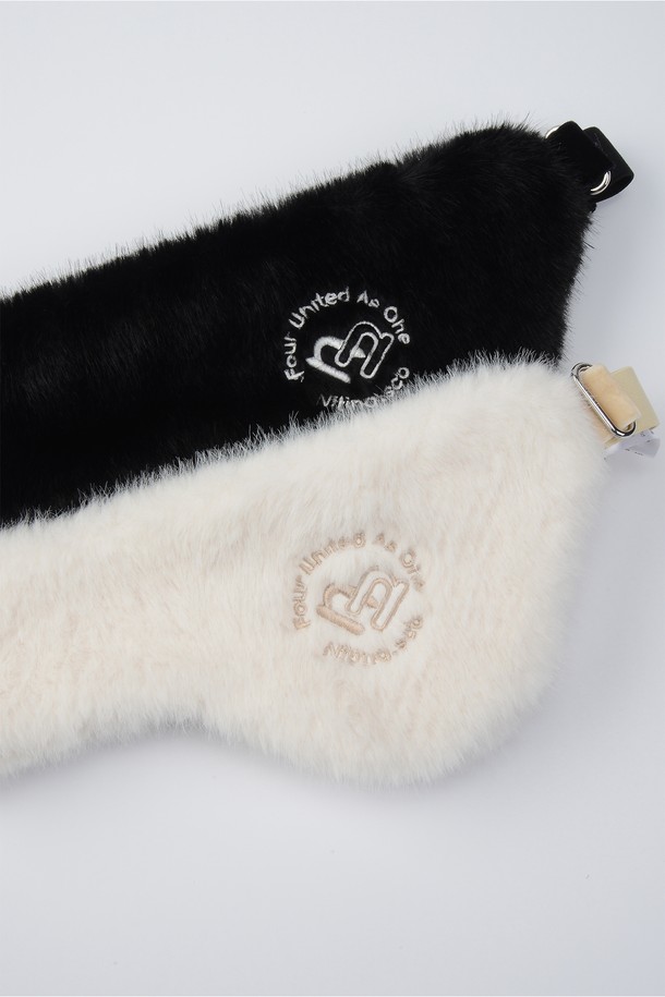 밍크퍼 이어머프2 CR은 겨울철 보온성을 책임지는 이어머프입니다. 부드러운 촉감의 밍크 퍼와 폴리에스터 소재를 사용하여 편안한 착용감을 제공합니다. 크림 및 블랙 컬러로 출시되어 다양한 골프룩 및 캐주얼 스타일, 미니멀, 클래식 스타일에 매치하기 좋습니다. 자수, 스트랩, 퍼 장식이 디자인에 포인트를 더하며, 사이즈 조절 밴딩 기능으로 누구나 편안하게 착용할 수 있습니다. 두꺼운 두께감으로 뛰어난 보온성을 선사하는 이어머프입니다.