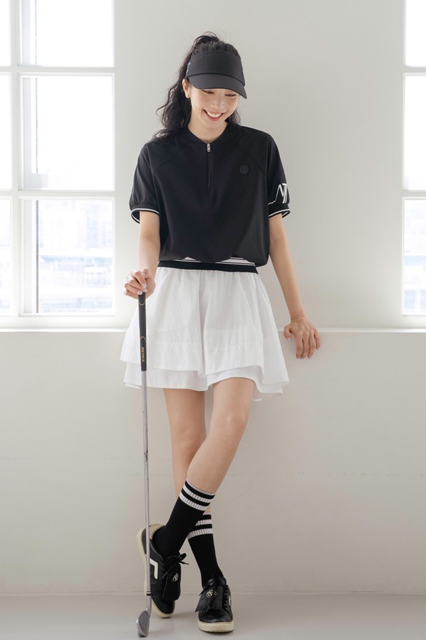 샤이니 더블 플레어 스커트 WH는 여성 고객을 위한 플레어 스커트입니다. 봄, 여름, 가을 계절에 어울리며, 페미닌하고 클래식한 스타일을 연출합니다. 부드러운 촉감의 나일론과 플리스 소재로 제작되었으며, 슬림한 핏과 은은한 광택감이 특징입니다. 더블레이어드 비대칭 디자인과 이너 팬츠가 포함되어 있어 편안하게 착용할 수 있습니다. 데이트룩, 카페룩, 모임룩 등 다양한 TPO에 맞춰 클래식하고 미니멀한 스타일을 완성해보세요.
