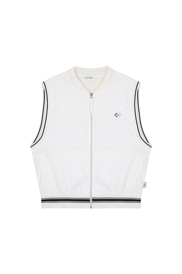 **경량) 썸머 윈드 베스트 WH**는 여름철 스포츠 활동이나 일상에서 가볍게 걸치기 좋은 여성용 베스트입니다. 화이트, 블랙 두 가지 색상으로 출시되었으며, 스포티하고 캐주얼한 스타일을 연출할 수 있습니다. 얇고 부드러운 나일론, 스판덱스, 폴리에스테르, 폴리우레탄 혼방 소재로 제작되어 흡습, 속건, 경량, 신축성, 통기성이 뛰어납니다. 메쉬 네크라인 디자인과 소매/밑단 스트라이프 립 디테일이 돋보이며, 주름 방지 기능으로 활동성을 높였습니다. 피트니스룩, 러닝룩, 요가/필라테스룩 등 다양한 TPO에 활용 가능합니다.
