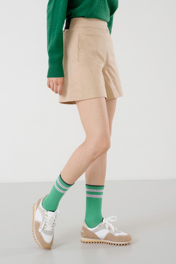 베이직 스티치 숏팬츠 BG는 여성스러운 A라인 핏으로 다리 라인을 아름답게 연출해 주는 숏팬츠입니다. 면과 폴리우레탄 혼방 소재로 제작되어 부드러운 촉감과 편안한 착용감을 선사합니다. 허리 E밴딩으로 활동성을 높였으며, 페이크 포켓과 세로 스티치 디테일이 돋보입니다. 베이지, 네이비, 화이트, 그린 4가지 컬러로 출시되어, 캐주얼, 미니멀 스타일을 즐겨 입는 분들께 동네 마실룩, 여행룩, 휴가룩으로 추천합니다. 봄, 여름 시즌에 얇게 착용하기 좋은 레귤러핏 숏팬츠입니다.
