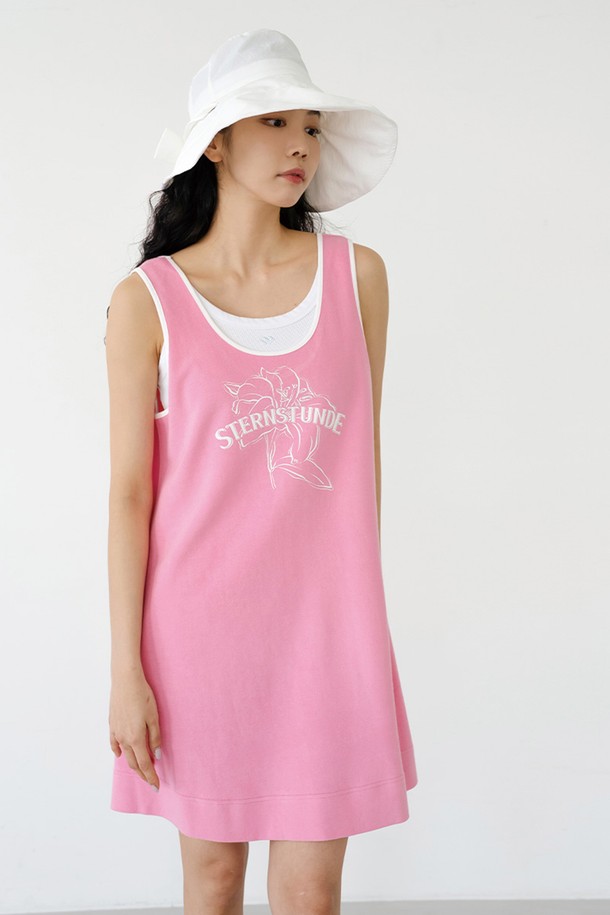 테리 프린팅 원피스 PK는 여성용으로, 봄, 여름, 가을 계절에 스포티하고 캐주얼한 스타일을 연출할 수 있는 민소매 원피스입니다. 핑크, 네이비, 화이트, 그린 4가지 색상으로 출시되었으며, 부드러운 촉감의 면, 나일론 혼방 소재로 제작되었습니다. 라운드넥에 레귤러핏으로 편안하게 착용 가능하며, 앞뒤 양면 착용이 가능하여 실용성을 높였습니다. 흡습 기능이 있으며, 하트 자수 디테일과 넥라인 및 암홀 라인의 배색 립 처리로 포인트를 더했습니다. 골프룩, 여행룩, 휴가룩 등 다양한 TPO에 활용할 수 있으며, 신축성이 있어 활동성이 좋습니다.
