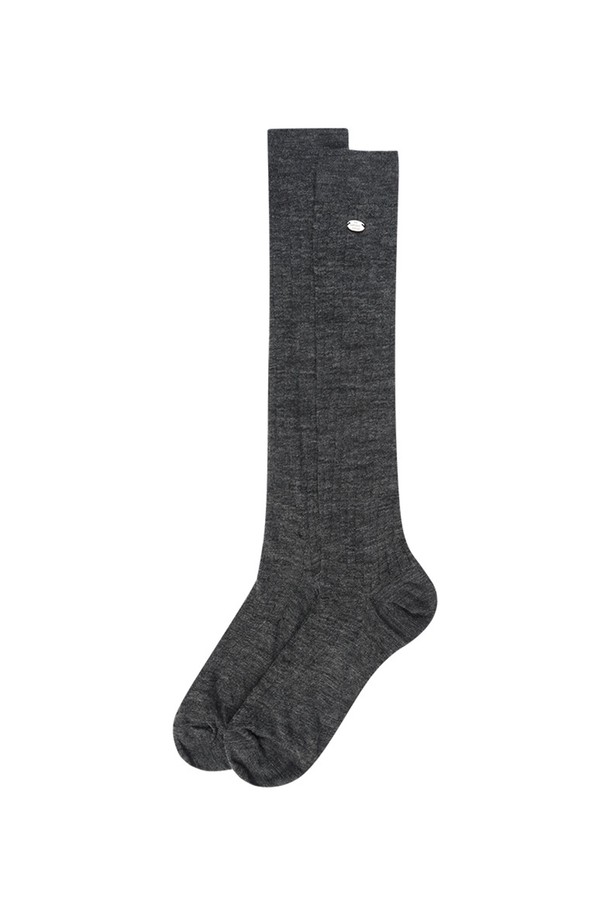 "시스루 니삭스 CH"는 차콜, 블랙, 아이보리, 베이지 4가지 컬러로 출시되어 어떤 스타일에도 매치하기 좋은 여성용 니삭스입니다. 울, 아크릴, 폴리에스테르 혼방 소재로 제작되어 부드러운 촉감과 신축성을 제공하며, 사계절 내내 착용 가능합니다. 시스루 반투명 디자인과 세로 리브 패턴, 슬림 실루엣이 다리 라인을 더욱 돋보이게 합니다. 데이트룩, 카페룩, 모임룩 등 다양한 TPO에 미니멀, 클래식, 걸리시 스타일을 더해 세련된 룩을 연출해보세요. 니티나 엠블럼 디자인 장식으로 포인트를 더했습니다.
