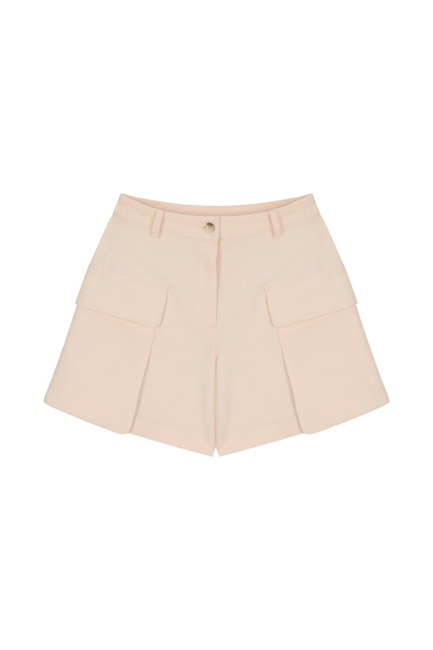 포켓 A라인 숏팬츠 CM은 여성용 숏팬츠입니다. 크림, 다크네이비 두 가지 색상으로 출시되었으며, 봄, 여름, 가을 계절에 데일리웨어, 데이트룩, 동네 마실룩으로 활용하기 좋습니다. 폴리에스터, 레이온, 스판 혼방 소재로 제작되어 구김 방지 기능과 중간 두께감, 슬림핏 A라인 핏을 자랑합니다. 사이드 포켓 디테일이 있으며, 신축성이 있고 비침 걱정 없이 편안하게 착용할 수 있습니다.
