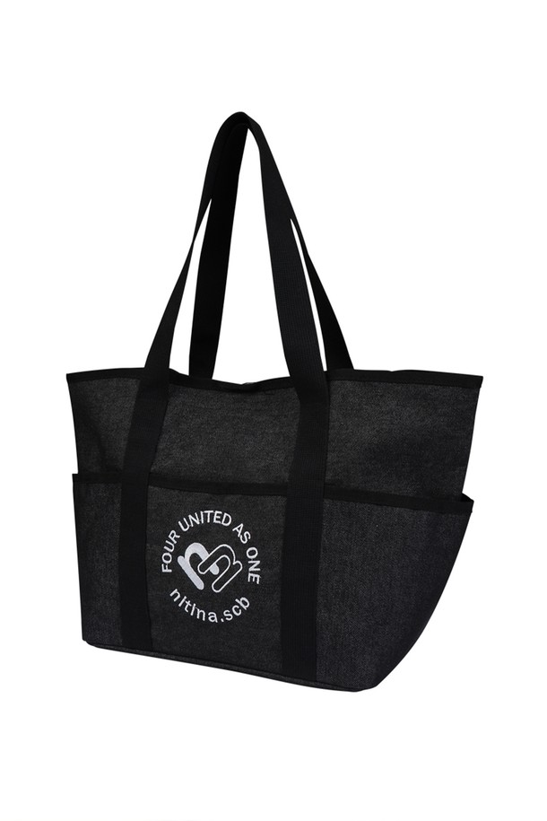 데님 숄더 BAG BK는 캐주얼 및 미니멀 스타일을 지향하는 골프룩 연출에 적합한 숄더백입니다. 블랙과 블루 두 가지 색상으로 제공되며, 넉넉한 수납공간을 제공하는 라지 사이즈입니다. 면, 데님, 폴리에스테르 소재로 제작되어 부드러운 촉감과 두꺼운 두께감을 느낄 수 있습니다. 자수 로고 디자인과 안감 처리로 디자인 완성도를 높였습니다. 골프 활동에 필요한 소지품을 스타일리시하게 휴대할 수 있는 실용적인 아이템입니다.
