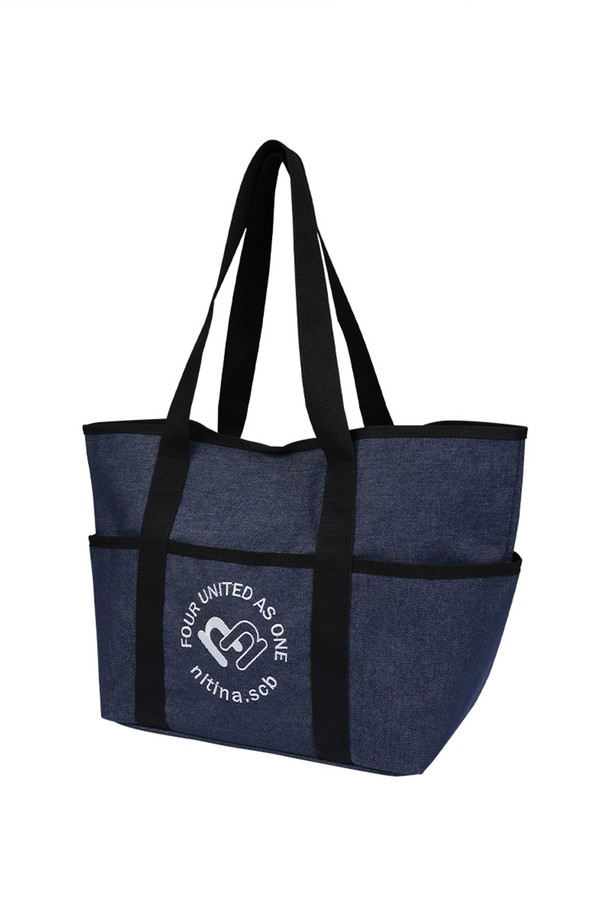 **데님 숄더 백 BL**

블루와 블랙 컬러로 만나볼 수 있는 데님 숄더 백입니다. 넉넉한 라지 사이즈로, 면과 폴리에스테르 혼방 소재로 제작되어 튼튼합니다. 가방 전면에 자수 로고 장식이 돋보이며, 내부에는 7개의 포켓이 있어 수납력을 높였습니다. 스냅 잠금 방식으로 편리하며, 긴 손잡이로 어깨에 편안하게 멜 수 있습니다. 캐주얼, 클래식, 미니멀한 스타일을 즐기는 분들께 데일리, 여행, 골프룩에 활용하기 좋은 아이템입니다.
