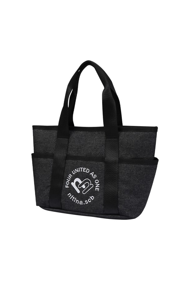 데님 더블 토트백 BK는 골프룩에 어울리는 토트백입니다. 블랙과 블루 두 가지 색상으로, 면, 데님, 폴리에스테르 소재를 사용하여 제작되었습니다. 클래식, 미니멀, 캐주얼 스타일을 모두 소화하며, 안감이 있어 탄탄한 촉감을 자랑합니다. Free 사이즈로, 로고 자수 패턴이 특징이며 골프 용도로 활용하기 좋습니다.
