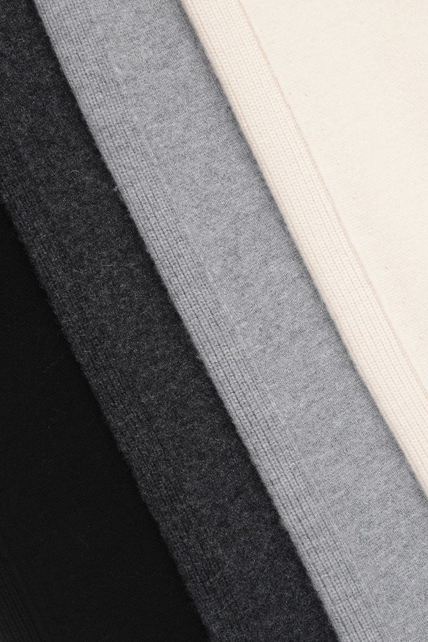 부드러운 니트 소재로 제작되어 포근한 착용감을 선사하는 데일리 니트 조거 팬츠 2 채널 (그레이)입니다. 릴랙스 핏으로 편안함을 강조했으며, 두꺼운 두께감으로 가을, 겨울철에도 따뜻하게 입을 수 있습니다. 허리 밴딩과 밑단 시보리 디자인으로 활동성을 높였으며, 집콕룩이나 산책룩 등 다양한 일상복으로 활용하기 좋습니다. 캐주얼, 미니멀 스타일을 즐겨 입는 여성분들에게 추천하는 베이직한 디자인의 조거 팬츠입니다.