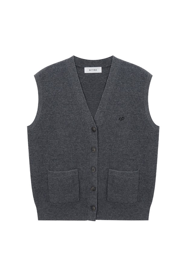 울 100 니트 베스트 M/GY는 여성 골프룩 또는 일상복으로 활용하기 좋은, 가을/겨울 시즌용 니트 베스트입니다. 부드러운 촉감의 울 100% 소재로 제작되었으며, 브이넥 디자인과 레귤러핏으로 클래식하고 베이직한 스타일을 연출합니다. 크롭 기장에 민소매 디자인으로 활동성을 높였으며, 무지 패턴과 그레이 컬러가 어떤 룩에도 자연스럽게 어울립니다. 버튼 여밈 디테일로 포인트를 더한, 두꺼운 두께감의 니트 베스트입니다.
