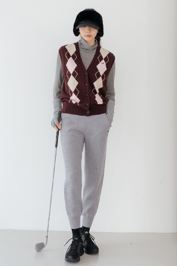 캐시미어 블렌딩 아가일 베스트 BR은 여성 골퍼를 위한 클래식 스타일의 골프웨어입니다. 브라운, 핑크, 베이지 컬러로 제공되며, 가을/겨울 시즌에 착용하기 좋습니다. 부드러운 촉감의 캐시미어 소재와 레귤러핏, V넥 디자인이 특징이며, 두꺼운 두께감으로 보온성을 높였습니다. 아가일 패턴과 버튼 여밈 디테일이 돋보이는 민소매 베스트로, 골프룩에 세련된 포인트를 더합니다.
