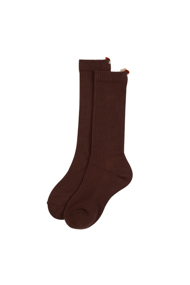 비비드 크루 삭스 BR는 일상, 스포츠, 골프 등 다양한 활동에 적합한 미들 기장의 양말입니다. 브릭, 다크블루, 다크그린, 레드, 다크옐로우, 브라운 등 다채로운 6가지 컬러로 출시되었습니다. 면, 폴리에스테르, 폴리우레탄 혼방의 두꺼운 원단으로 제작되어, 탄탄한 촉감과 뛰어난 보온 및 통기 기능을 제공합니다. 골지 패턴에 라벨 디자인으로 포인트를 더해 캐주얼, 클래식, 미니멀 스타일의 골프룩을 완성할 수 있습니다.
