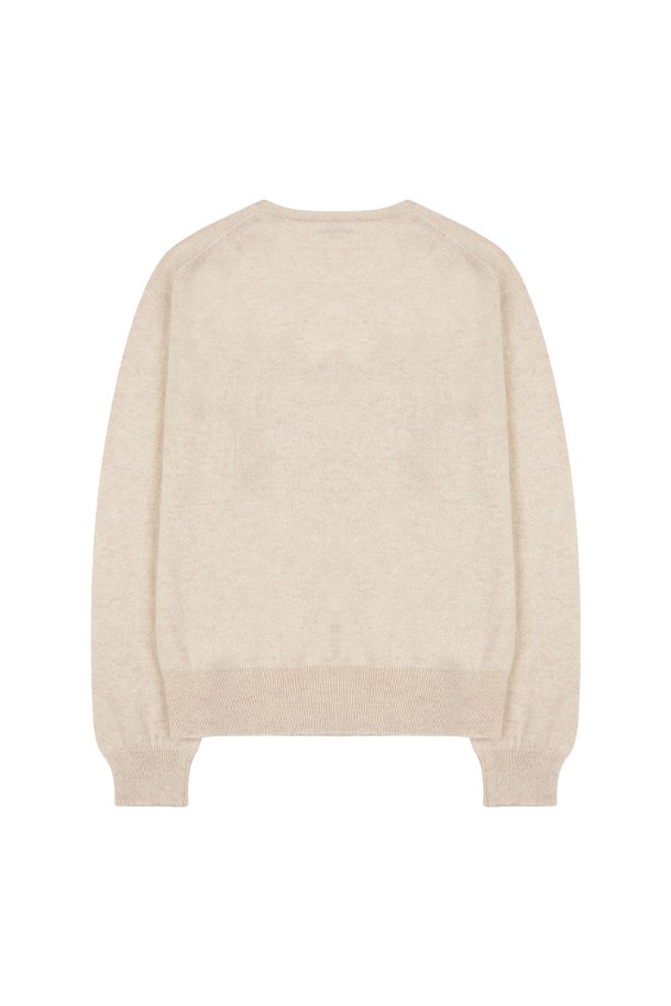 캐시미어 100% 브이넥 풀오버 BG는 부드러운 촉감과 뛰어난 보온성을 자랑하는 여성용 상의입니다. 가을, 겨울 시즌에 어울리는 두꺼운 두께감으로, 일상과 골프 활동 모두에 활용 가능한 활용도를 갖추었습니다. 베이직하고 클래식한 스타일로, 레귤러 핏의 긴 소매 디자인이 특징입니다. 프리미엄 캐시미어 소재 특유의 고급스러운 분위기를 연출하며, 데일리룩과 골프룩 모두 미니멀하게 소화할 수 있습니다.
