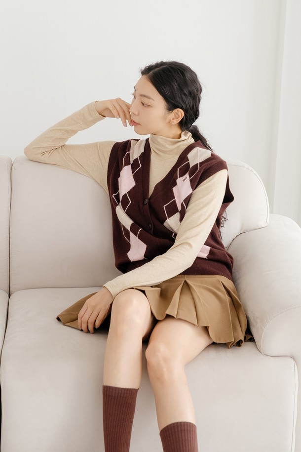 베이직 이너 티셔츠 M/B는 남성용 상의입니다. 부드러운 면 소재로 제작되어 편안한 착용감을 선사하며, 레귤러핏과 라운드넥 디자인으로 깔끔한 실루엣을 연출합니다. 베이지 컬러와 무지 패턴으로 미니멀하고 베이직한 스타일을 완성하며, 봄, 가을, 겨울 시즌에 활용하기 좋습니다. 얇은 두께와 긴소매 기장으로 이너웨어 또는 단독으로도 활용 가능한 실용적인 아이템입니다.
