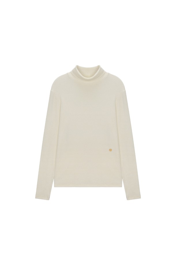 베이직 이너 티셔츠 IV는 여성용으로, 미니멀하고 클래식한 스타일을 추구하는 분들을 위한 필수 아이템입니다. 부드러운 면 소재로 제작되어 얇지만 포근한 착용감을 선사하며, 봄, 가을, 겨울 계절에 활용하기 좋습니다. 슬림핏으로 몸에 자연스럽게 밀착되어 깔끔한 실루엣을 연출하며, 터틀넥 디자인과 긴 소매 기장이 특징입니다. 화이트 컬러의 무지 디자인으로 어떤 옷에도 쉽게 매치하여, 데일리룩을 완성해보세요.
