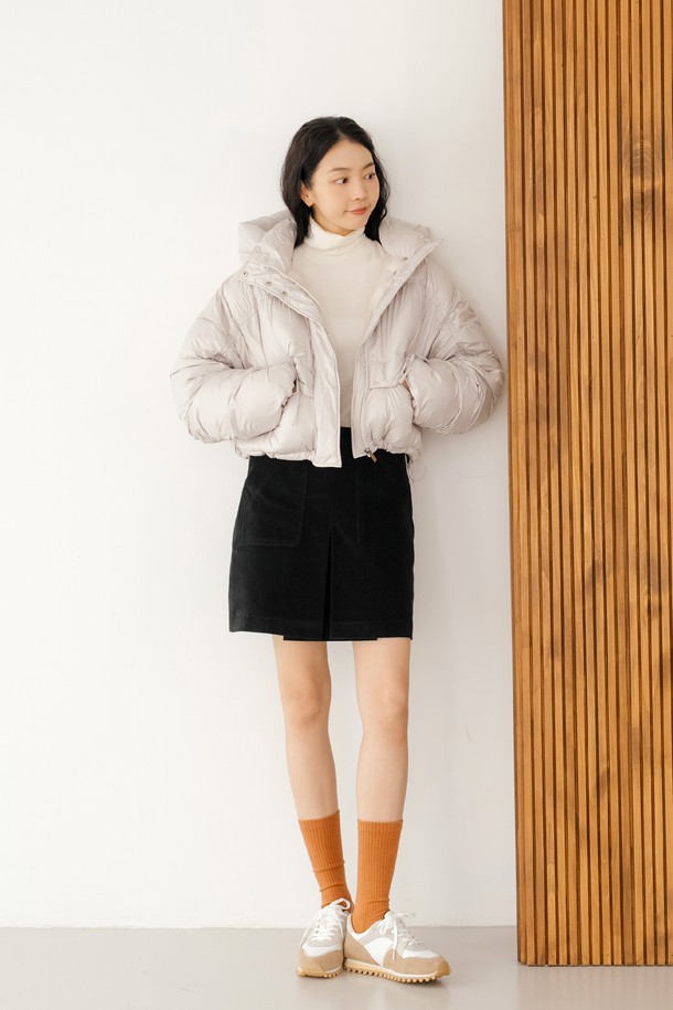 **코듀로이 스커트 BK**는 부드러운 코듀로이 소재로 제작되어 가을과 겨울에 따뜻하게 착용하기 좋은 여성용 스커트입니다. 블랙 컬러에 무지 디자인으로 어떤 상의와도 쉽게 매치하여 캐주얼, 클래식, 미니멀 스타일을 연출할 수 있습니다. 두꺼운 두께감으로 포근함을 더하며, 일상 및 출근룩으로 활용하기 좋습니다. 베이직한 디자인으로 유행을 타지 않고 오랫동안 즐겨 입을 수 있는 아이템입니다.
