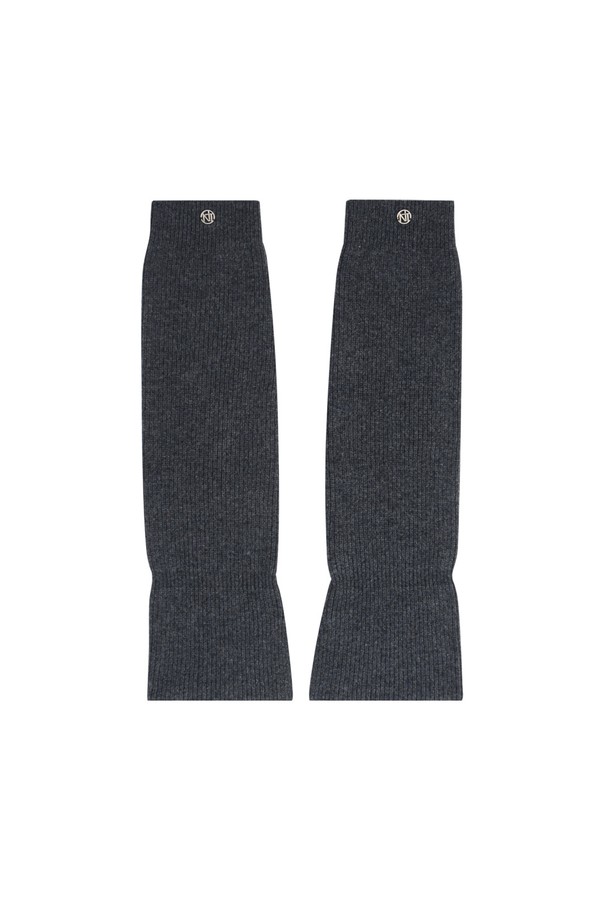 울 100 레그워머 CH (2차)는 따뜻하고 포근한 착용감을 선사하는 여성용 레그워머입니다. 차콜 그레이 색상의 무지 디자인으로, 가을과 겨울 시즌에 다양한 의상에 클래식, 미니멀, 캐주얼 스타일로 매치하기 좋습니다. 울 100% 소재로 제작되어 부드러운 촉감과 뛰어난 보온성을 자랑하며, 두꺼운 두께감으로 추운 날씨에도 따뜻하게 다리를 보호해 줍니다. 산책룩이나 집콕룩 등 편안한 TPO에 활용하여 따뜻하고 스타일리시한 겨울을 보내세요.
