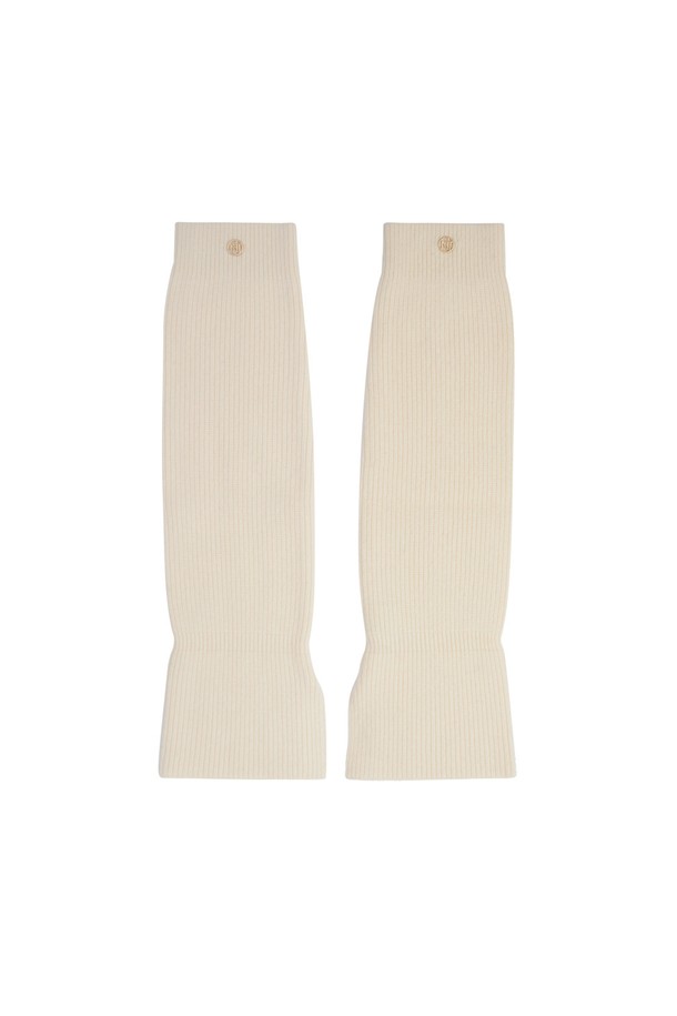 울 100 레그워머 IV는 부드러운 촉감의 울 소재로 제작되어 가을, 겨울철 따뜻하게 다리를 감싸줍니다. 아이보리, 차콜, 블랙 세 가지 색상으로 출시되어 어떤 스타일에도 쉽게 매치할 수 있습니다. 캐주얼, 스포티, 미니멀 스타일을 즐겨 입는 여성분들에게 추천하며, 하단 오픈 디자인으로 활동성을 높였습니다. 다리가 길어 보이는 효과를 선사하며, 은은하게 로고가 디자인되어 포인트를 더했습니다. 일상 및 스포츠 활동 시에도 편안하게 착용할 수 있습니다.
