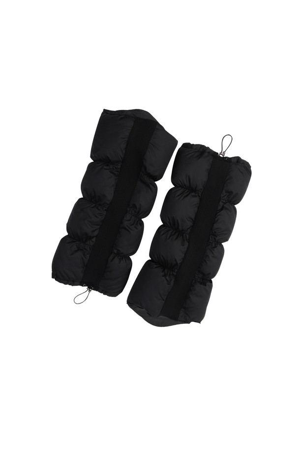 **패딩 레그워머 BK**

출근룩과 모임룩에 시크하고 미니멀한 스타일을 더해줄 패딩 레그워머입니다. 부드러운 촉감의 나일론과 폴리에스터 혼방 소재로 제작되어 뛰어난 보온성과 방풍 기능을 제공합니다. 안감은 패딩 처리되어 두꺼운 두께감을 자랑하며, 슬림핏 디자인으로 다리 라인을 더욱 스타일리시하게 연출해 줍니다. 블랙과 화이트 두 가지 색상으로 출시되어 다양한 룩에 매치하기 좋습니다.
