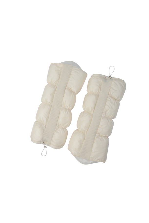 **패딩 레그워머 IV (화이트/블랙)**

겨울철 추위로부터 다리를 따뜻하게 보호해 줄 패딩 레그워머입니다. 부드러운 촉감의 나일론과 폴리에스테르 혼방 소재로 제작되었으며, 꼼꼼한 안감 처리와 두꺼운 두께감으로 보온성을 높였습니다. 슬림핏 디자인으로 다리 라인을 살려주며, 발등을 덮는 디자인과 흘러내림 방지 기능으로 편안하게 착용할 수 있습니다. 캐주얼, 미니멀 스타일의 산책룩, 집콕룩에 매치하여 따뜻하고 스타일리시하게 연출해 보세요. 화이트, 블랙 두 가지 색상으로 제공됩니다.
