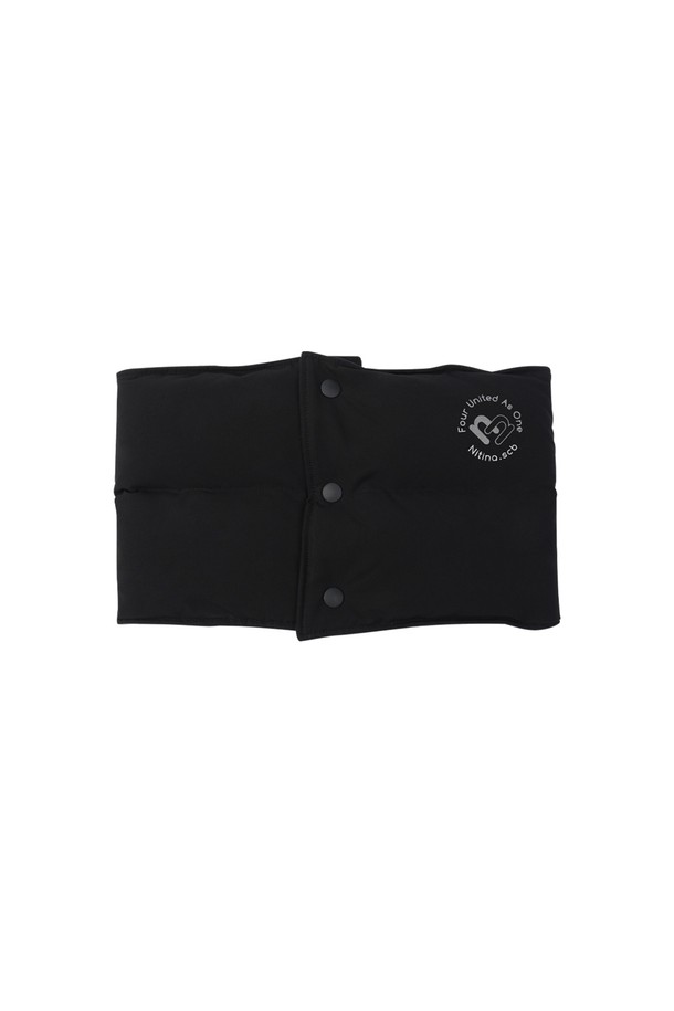 보온성을 극대화한 패딩 넥워머 BK입니다. 남녀공용으로, 캐주얼 및 미니멀 스타일의 산책룩, 캠핑룩에 잘 어울립니다. 부드러운 촉감의 폴리에스터, 폴리우레탄 혼방 소재로 제작되었으며, 두꺼운 두께감으로 뛰어난 보온성을 제공합니다. 무지 디자인에 블랙, 화이트 두 가지 색상으로 출시되어 다양한 룩에 매치하기 용이합니다. 패딩 충전재와 바스락한 터치감이 특징이며, 사이즈 조절 기능으로 편안하게 착용할 수 있습니다.
