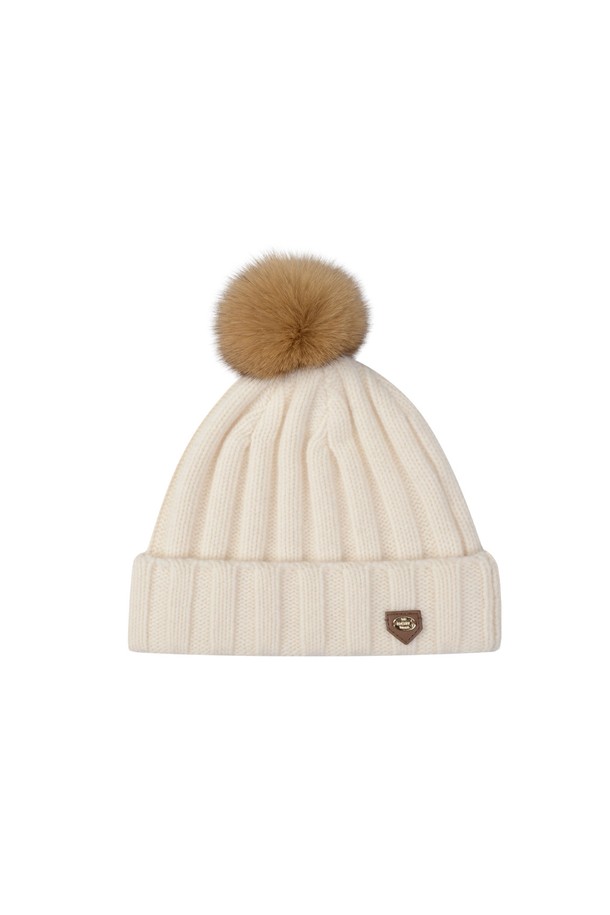 울 100% 소재의 "울 100 비니 IV"입니다. 부드러운 촉감의 울 소재로 제작되어 가을, 겨울철 따뜻하게 착용하기 좋습니다. 아이보리, 블랙, 멜란지그레이, 핑크 4가지 컬러로 출시되어, 출근룩을 포함한 다양한 캐주얼, 미니멀, 클래식 스타일 연출에 용이합니다. 골지 패턴에 레귤러핏으로 제작되어 편안한 착용감을 선사합니다. 챙이 없는 디자인으로 심플하고 세련된 느낌을 줍니다.
