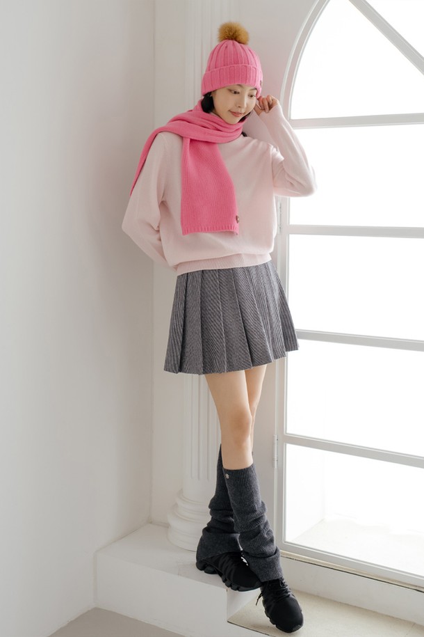 울 100 비니 PK는 부드러운 촉감과 두꺼운 두께감으로 따뜻함을 선사하는 비니입니다. 울 소재로 제작되어 보온성을 높였으며, 골지 패턴이 돋보입니다. 핑크, 멜란지그레이, 블랙, 아이보리 4가지 컬러로 출시되어 취향에 맞게 선택 가능합니다. 캐주얼, 클래식, 미니멀 스타일을 즐겨 입는 고객에게 잘 어울립니다. 가죽 패치 또는 퍼 장식으로 포인트를 더하여 디자인의 완성도를 높였습니다.
