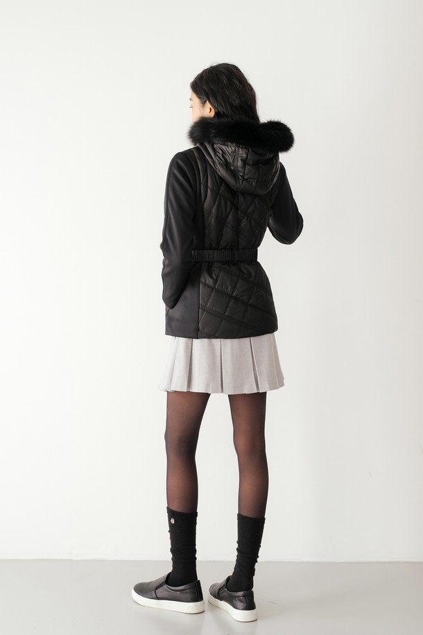 폭스 퍼 퀼팅 점퍼 BK는 여성스러운 겨울 스타일을 완성하는 블랙 컬러의 캐주얼 점퍼입니다. 촘촘한 퀼팅 디테일과 부드러운 나일론 소재, 두꺼운 두께감으로 따뜻함을 선사하며, 벨트 장식과 폭스 퍼 트리밍이 고급스러운 포인트를 더합니다. 긴 소매, 레귤러 기장의 집업 스타일로 편안한 착용감을 제공하며, 안감은 패딩 처리되어 보온성을 높였습니다. 출근룩은 물론, 미니멀한 스타일을 즐기는 분들께 추천합니다.
