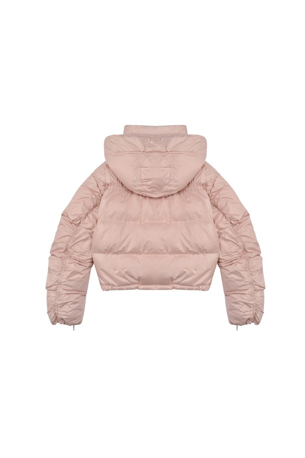 겨울을 위한 포근함, 후드 패딩 숏 점퍼 L/PK입니다. 여성용으로, 핑크 컬러의 무지 디자인이 돋보이는 캐주얼 스타일의 아우터입니다. 숏 기장과 오버핏으로 편안한 착용감을 선사하며, 보온성을 위한 두꺼운 두께의 나일론 소재와 안감 패딩이 특징입니다. 부드러운 촉감과 긴 소매, 후드와 퍼 트리밍 디테일이 더해져 여행룩, 캠핑룩 등 다양한 TPO에 활용 가능합니다. 캐주얼, 미니멀, 고프코어 스타일을 즐기는 분들께 추천합니다.
