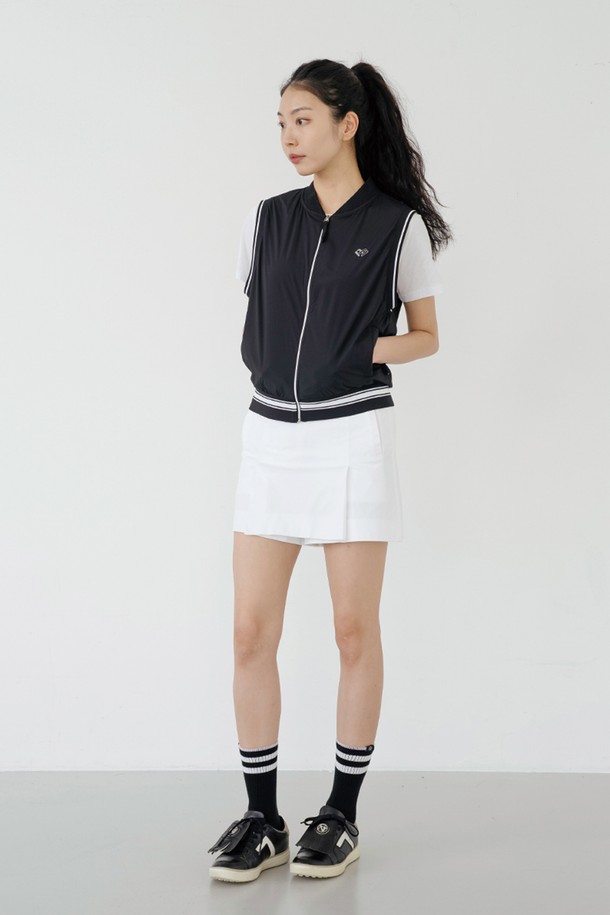 **경량) 썸머 윈드 베스트 BK**

여름철 스포츠 활동과 일상에서 시원하게 착용할 수 있는 여성용 베스트입니다. 블랙과 화이트 컬러로 출시되었으며, 가볍고 통기성이 뛰어난 나일론, 스판덱스, 폴리에스테르, 폴리우레탄 혼방 소재를 사용하여 얇고 부드러운 촉감을 제공합니다. 루즈핏 디자인으로 활동성을 높였으며, 메쉬 네크라인과 소매단, 밑단의 스트라이프 립 디테일이 스포티하고 캐주얼한 스타일을 연출합니다. 속건 기능과 주름 방지, 신축성까지 갖춰 러닝룩, 피트니스룩, 휴가룩 등 다양한 TPO에 활용하기 좋습니다.
