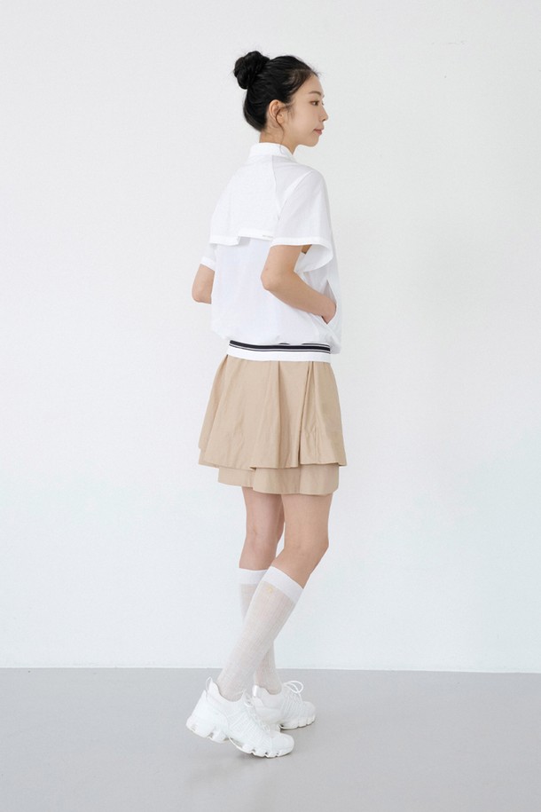 윈드브레이크 베스트 Ⅱ WH (2차)는 여성용 베스트로, 봄, 가을 시즌에 적합합니다. 화이트와 블랙 두 가지 색상으로 출시되었으며, 스포츠, 골프, 일상에서 다양하게 활용할 수 있습니다. 얇고 부드러운 폴리에스테르와 나일론 혼방 소재로 제작되어 가볍고 편안한 착용감을 제공하며, 신축성과 속건 기능을 갖춰 활동성을 높였습니다. 레귤러핏 라운드넥 디자인에 민소매 스타일로, 스포티, 캐주얼, 미니멀한 룩을 연출하기 좋습니다. 사이드 포켓과 주름 방지 기능, 경량 소재로 실용성을 더했습니다.