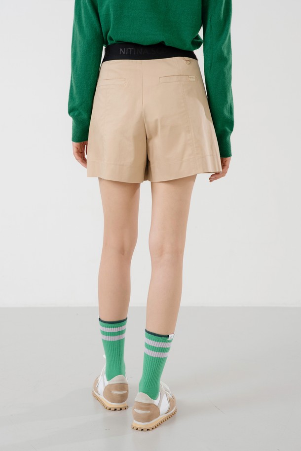 베이직 스티치 숏팬츠 BG는 여성스러운 A라인 핏으로 다리 라인을 아름답게 연출해 주는 숏팬츠입니다. 면과 폴리우레탄 혼방 소재로 제작되어 부드러운 촉감과 편안한 착용감을 선사합니다. 허리 E밴딩으로 활동성을 높였으며, 페이크 포켓과 세로 스티치 디테일이 돋보입니다. 베이지, 네이비, 화이트, 그린 4가지 컬러로 출시되어, 캐주얼, 미니멀 스타일을 즐겨 입는 분들께 동네 마실룩, 여행룩, 휴가룩으로 추천합니다. 봄, 여름 시즌에 얇게 착용하기 좋은 레귤러핏 숏팬츠입니다.
