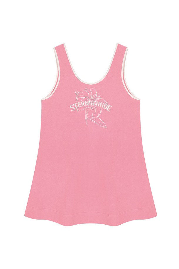 테리 프린팅 원피스 PK는 여성용으로, 봄, 여름, 가을 계절에 스포티하고 캐주얼한 스타일을 연출할 수 있는 민소매 원피스입니다. 핑크, 네이비, 화이트, 그린 4가지 색상으로 출시되었으며, 부드러운 촉감의 면, 나일론 혼방 소재로 제작되었습니다. 라운드넥에 레귤러핏으로 편안하게 착용 가능하며, 앞뒤 양면 착용이 가능하여 실용성을 높였습니다. 흡습 기능이 있으며, 하트 자수 디테일과 넥라인 및 암홀 라인의 배색 립 처리로 포인트를 더했습니다. 골프룩, 여행룩, 휴가룩 등 다양한 TPO에 활용할 수 있으며, 신축성이 있어 활동성이 좋습니다.
