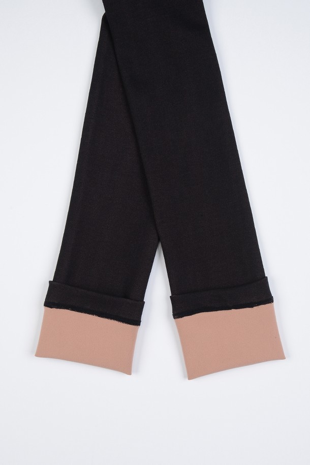 베이지와 블랙 투톤 배색이 돋보이는 여성용 스킨 타이즈입니다. 나일론과 스판덱스 혼방 소재로 제작되어 뛰어난 신축성을 자랑하며, 가을과 겨울에 따뜻하게 착용하기 좋습니다. 미니멀하고 캐주얼한 스타일에 잘 어울리며, 일상복으로 활용하기 좋습니다. 투톤 디자인으로 개성 있는 스타일을 연출해보세요.
