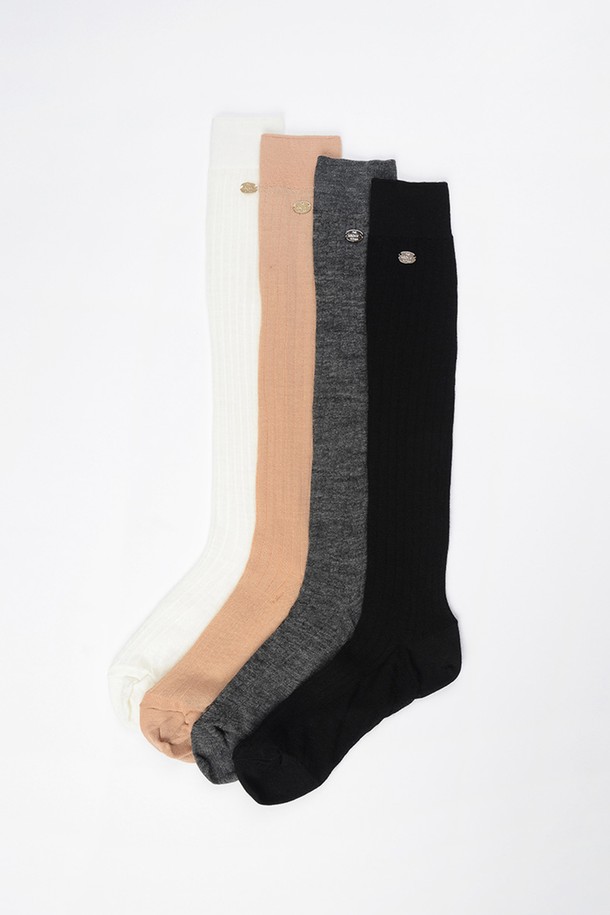 "시스루 니삭스 CH"는 차콜, 블랙, 아이보리, 베이지 4가지 컬러로 출시되어 어떤 스타일에도 매치하기 좋은 여성용 니삭스입니다. 울, 아크릴, 폴리에스테르 혼방 소재로 제작되어 부드러운 촉감과 신축성을 제공하며, 사계절 내내 착용 가능합니다. 시스루 반투명 디자인과 세로 리브 패턴, 슬림 실루엣이 다리 라인을 더욱 돋보이게 합니다. 데이트룩, 카페룩, 모임룩 등 다양한 TPO에 미니멀, 클래식, 걸리시 스타일을 더해 세련된 룩을 연출해보세요. 니티나 엠블럼 디자인 장식으로 포인트를 더했습니다.
