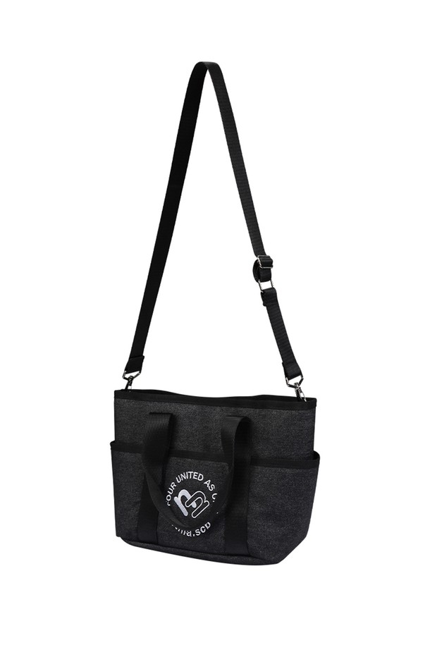 데님 더블 토트백 BK는 골프룩에 어울리는 토트백입니다. 블랙과 블루 두 가지 색상으로, 면, 데님, 폴리에스테르 소재를 사용하여 제작되었습니다. 클래식, 미니멀, 캐주얼 스타일을 모두 소화하며, 안감이 있어 탄탄한 촉감을 자랑합니다. Free 사이즈로, 로고 자수 패턴이 특징이며 골프 용도로 활용하기 좋습니다.
