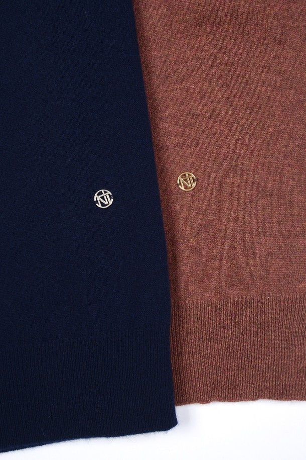 캐시미어 100% 소재의 라운드 풀오버 NY입니다. 부드러운 촉감과 뛰어난 보온성으로 가을, 겨울 시즌에 따뜻하게 착용할 수 있습니다. 베이직하고 클래식한 스타일로 골프룩 및 출근룩 등 다양한 TPO에 활용 가능합니다. 레귤러 핏에 긴 소매 기장, 네이비 색상의 무지 디자인으로 미니멀하고 세련된 분위기를 연출합니다. 두꺼운 두께감으로 포근함을 더한, 여성용 캐시미어 풀오버입니다.
