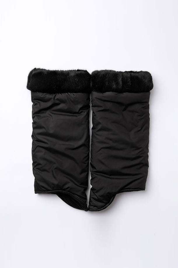 퍼 패딩 레그워머 BK는 추운 겨울, 여성의 다리를 따뜻하게 감싸주는 보온 레그워머입니다. 부드러운 퍼 안감과 두꺼운 패딩 충전재가 뛰어난 보온성을 제공하며, 블랙 컬러의 무지 디자인으로 어떤 스타일에도 쉽게 매치할 수 있습니다. 데이트룩, 클래식 또는 미니멀 스타일 연출에 적합하며, 디자인 장식으로 퍼가 사용되어 고급스러운 포인트를 더합니다. 폴리에스테르 소재로 제작되어 관리가 용이합니다.
