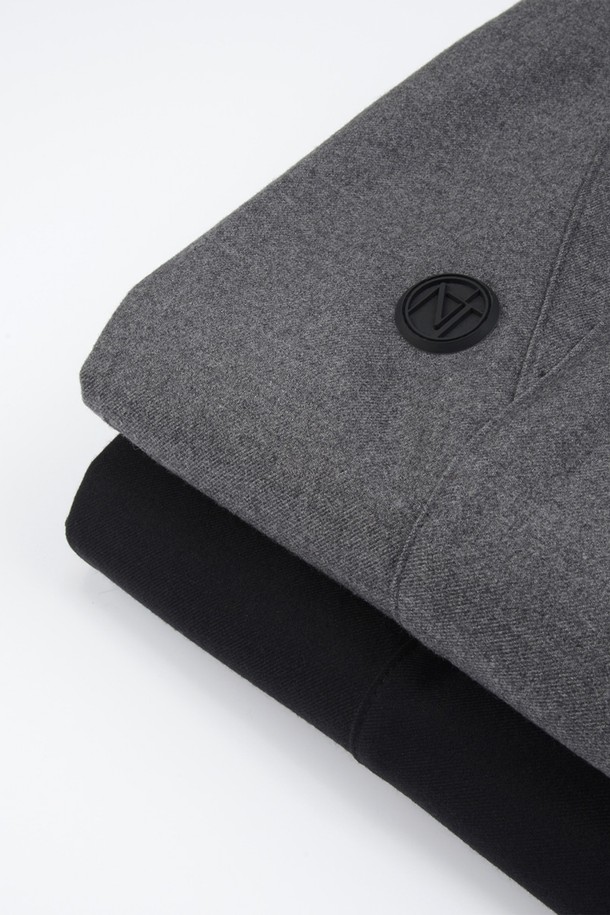 남성용 울 블렌드 클래식 팬츠입니다. 부드러운 촉감과 두께감으로 가을, 겨울 시즌에 적합하며, 미니멀하고 클래식한 스타일을 연출합니다. 레귤러핏으로 제작되었으며, 톤 다운된 그레이 컬러와 무지 패턴으로 어떤 상의에도 잘 어울립니다. 오피스룩, 비즈니스 캐주얼, 출근룩 등 TPO에 맞춰 활용할 수 있으며, 포켓 디테일이 돋보입니다.
