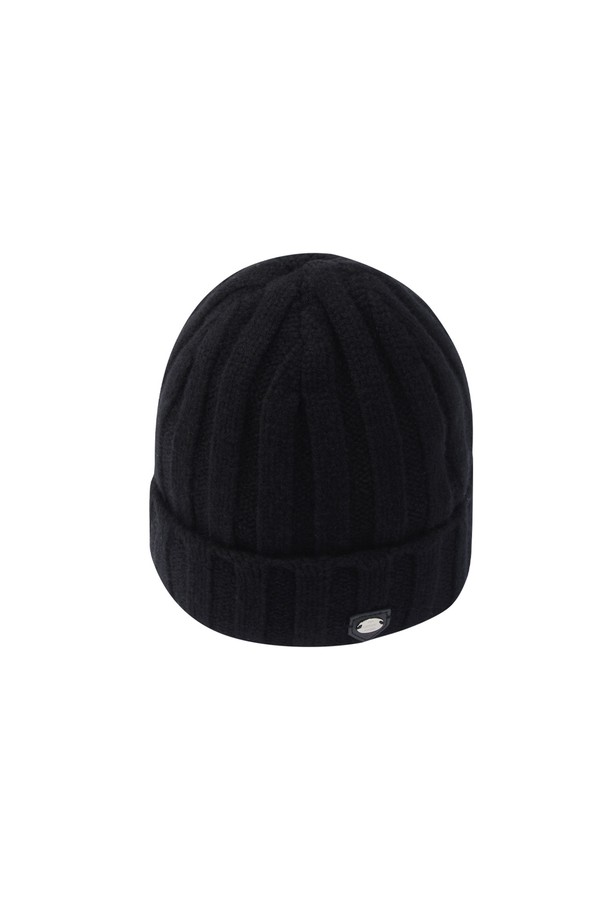 울 100% 소재의 "울 100 비니 BK"입니다. 부드러운 촉감과 두꺼운 두께로 뛰어난 보온성을 제공하여 겨울철 따뜻하게 착용할 수 있습니다. 캐주얼, 미니멀, 클래식 스타일 모두 소화 가능한 디자인으로, 골지 패턴과 가죽 패치 또는 퍼 장식이 포인트입니다. 블랙, 멜란지그레이, 아이보리, 핑크 4가지 컬러로 출시되어 취향에 맞게 선택할 수 있습니다. 데일리룩에 포인트 아이템으로 활용하기 좋은 비니입니다.
